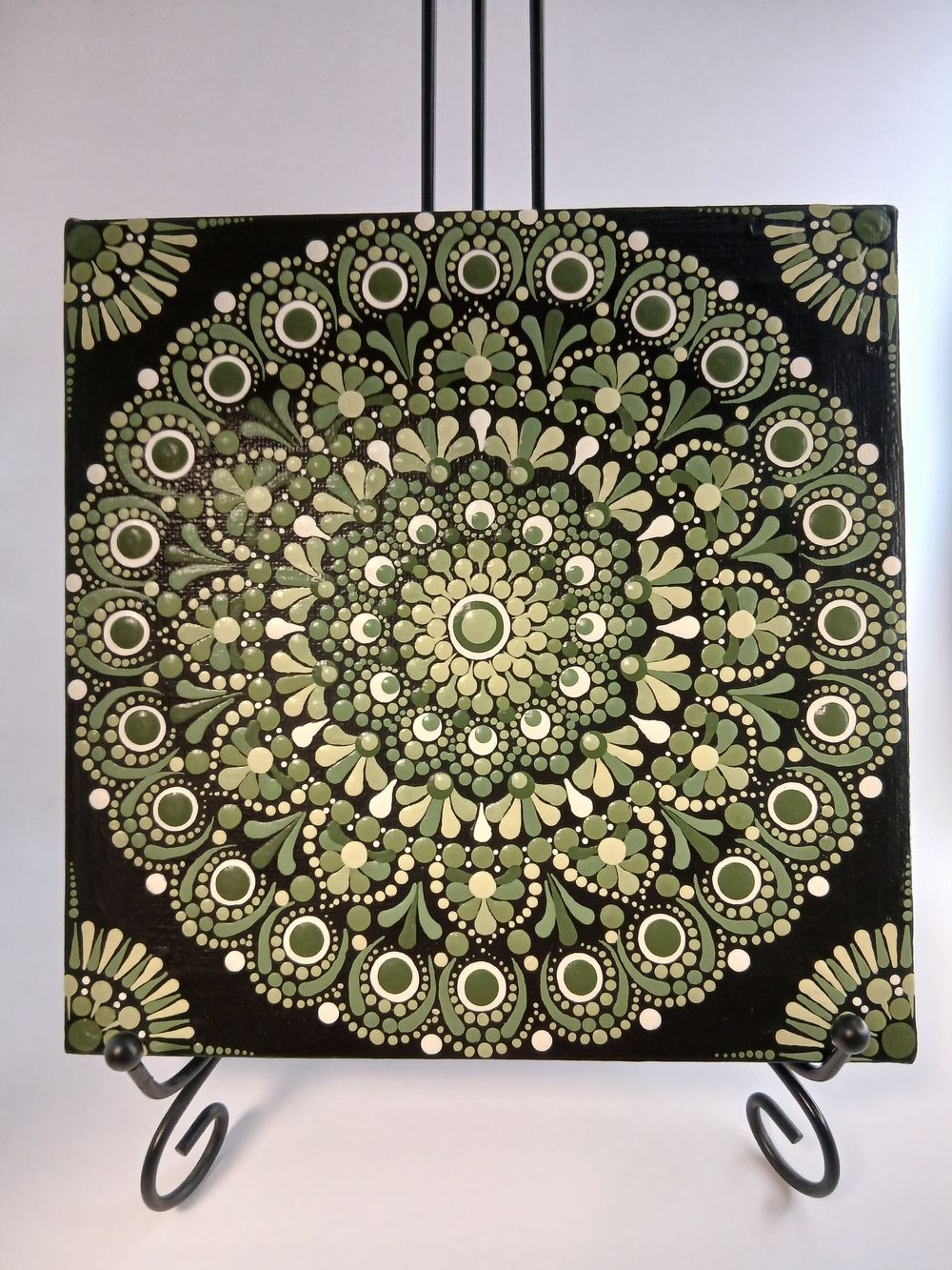 mandala-leinwandbild-20x20_wandbild_avocado-salbeigruen-weiss_kollektion-laubfrosch_ar-kunsthandwerk_dot-painting